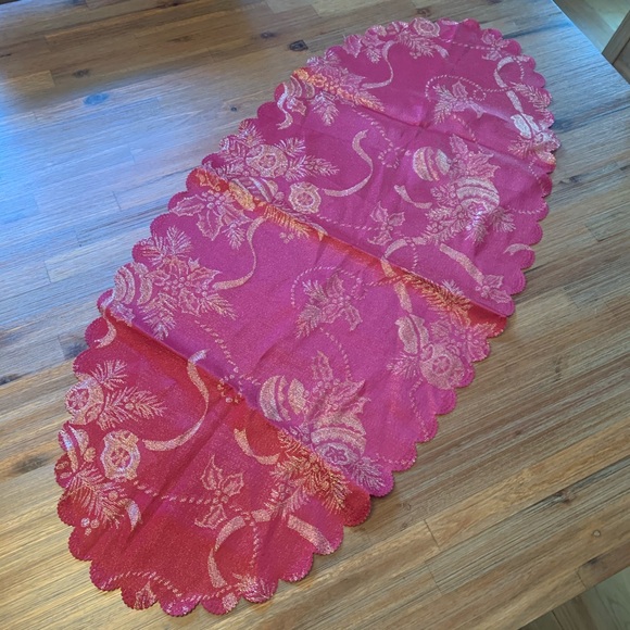 Gold metallic scallop trim Christmas table runner - Picture 2 of 8